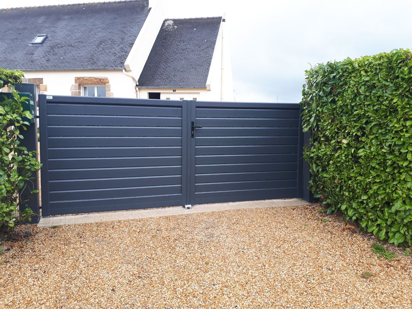 portail en aluminium gris anthracite plein